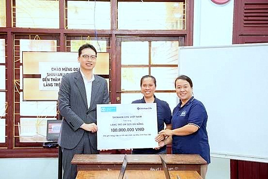 Shinhan Life Việt Nam tổ chức trao tặng quà tại Làng trẻ em SOS Đà Nẵng và TP. Huế