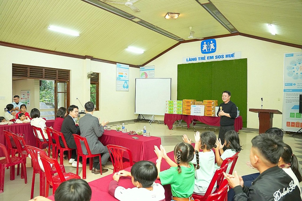 Shinhan Life Việt Nam tổ chức trao tặng quà tại Làng trẻ em SOS Đà Nẵng và TP. Huế