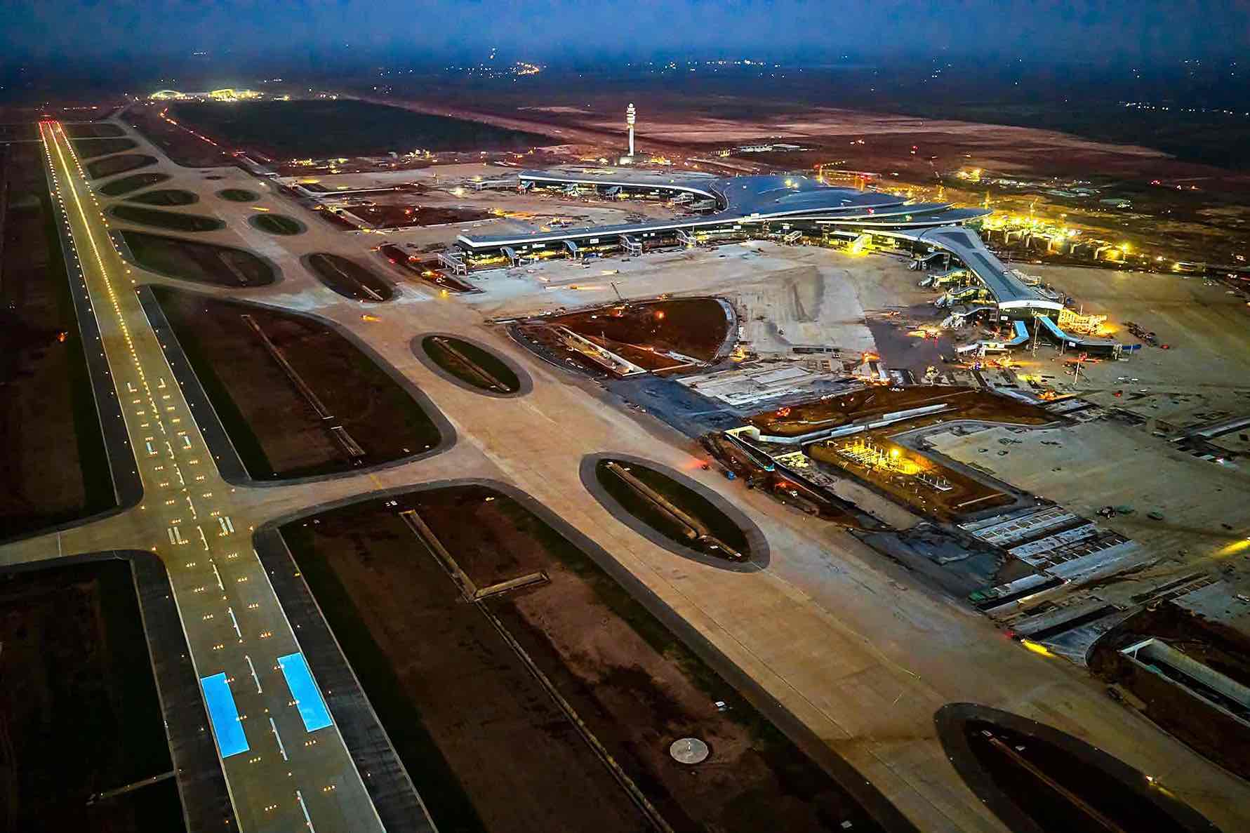 Toàn cảnh đường cất hạ cánh số 1 và nhà ga hành khách sân bay Long Thành. Ảnh: ACV