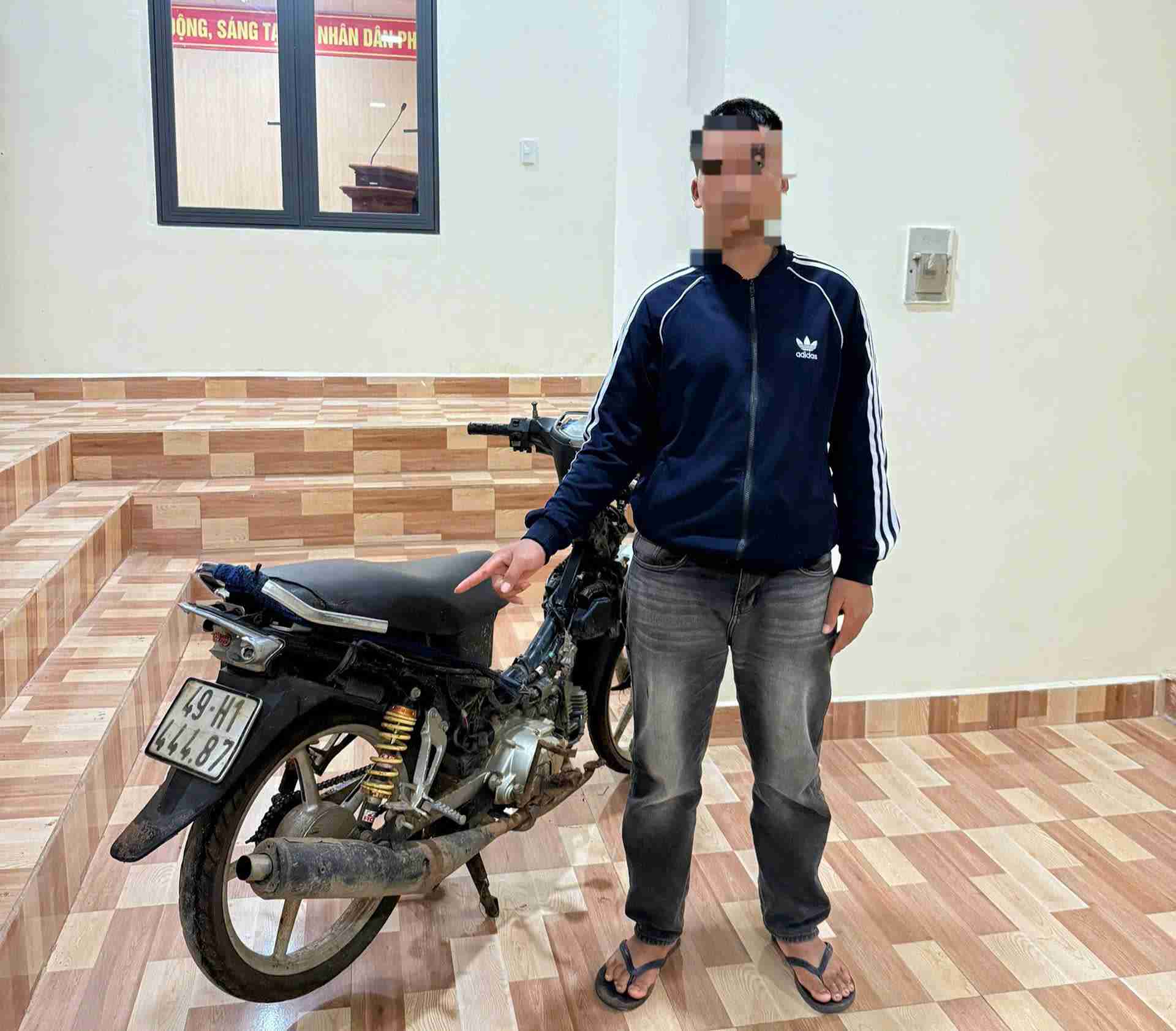 Xe máy do K'L điều khiển bốc đầu so kè với xe bồn trên Quốc lộ 20 bị tịch thu. Ảnh: Phúc Khánh