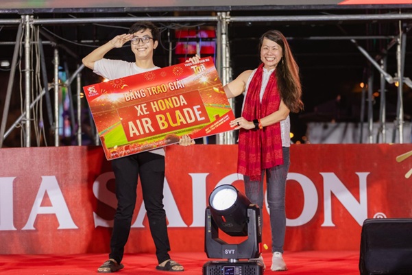 Khoảnh khắc niềm vui nhân đôi khi người hâm mộ trúng thưởng 01 xe máy từ Bia Saigon thông qua hoạt động dự đoán tỉ số và quay số may mắn. Ảnh: SABECO