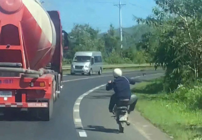 Biểu diễn bốc đầu cạnh xe bồn, thiếu niên 16 tuổi bị tịch thu xe