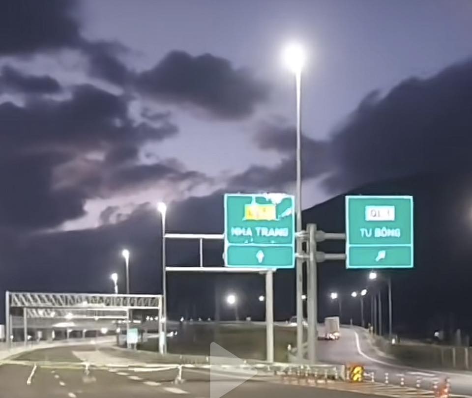 cao tốc Vân Phong-Nha Trang chưa khai thác đã phải vá đường