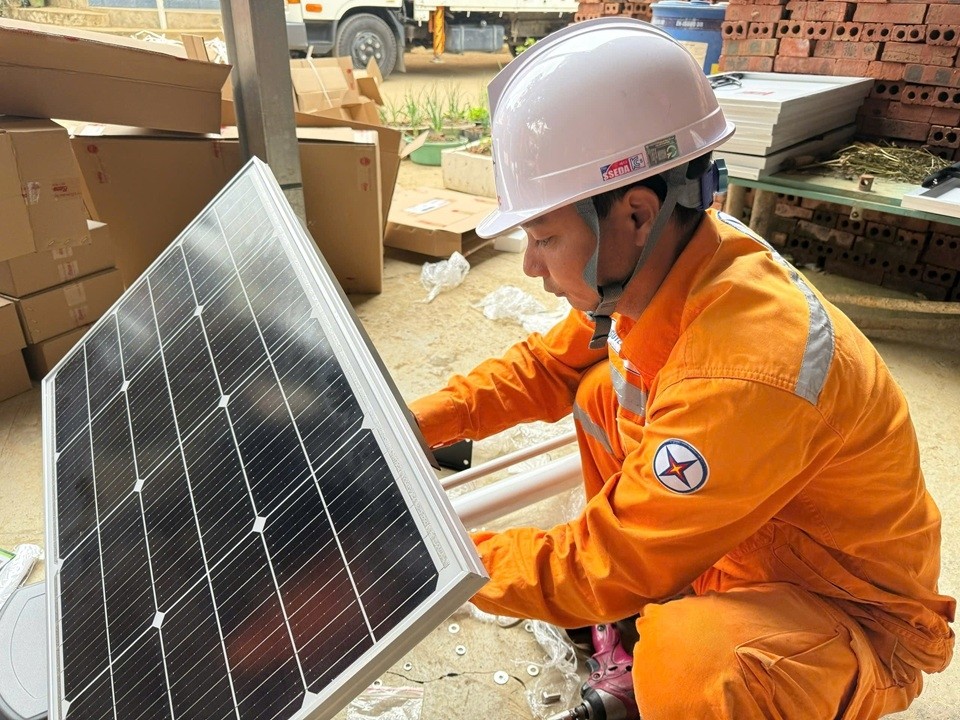Công nhân Công ty Điện lực Lào Cai chuẩn bị, lắp ráp tấm pin năng lượng mặt trời phục vụ chương trình Thắp sáng đường quê Công nhân Công ty Điện lực Lào Cai chuẩn bị, lắp ráp tấm pin năng lượng mặt trời phục vụ chương trình Thắp sáng đường quê