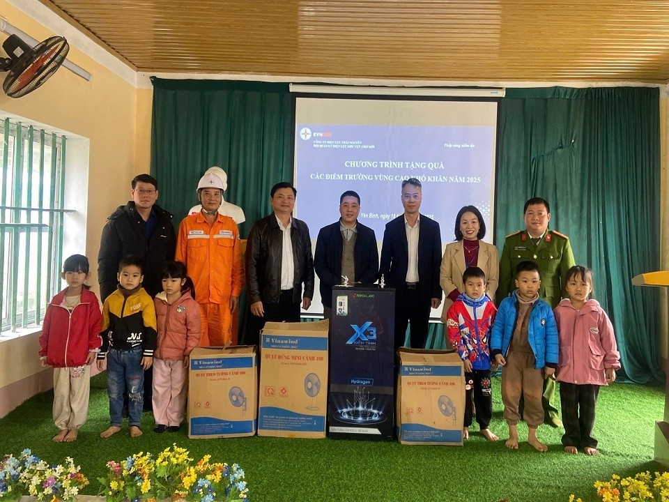 Đội Quản lý điện lực khu vực Chợ Mới trao tặng quạt cho Trường Mầm non trên địa bàn Đội Quản lý điện lực khu vực Chợ Mới trao tặng quạt cho Trường Mầm non trên địa bàn