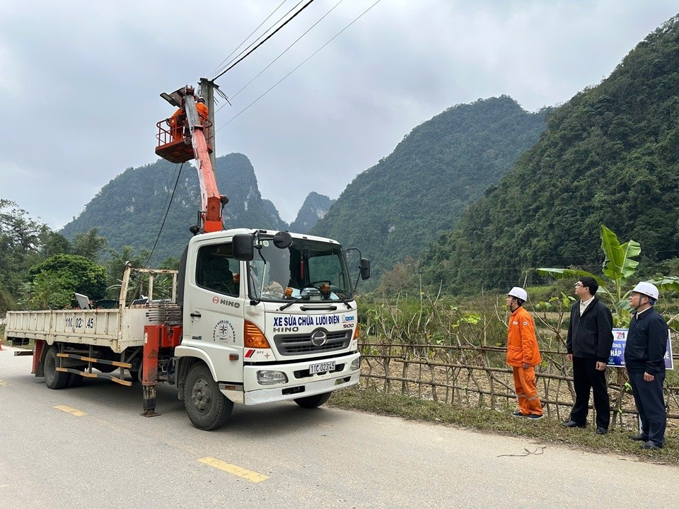 Công ty Điện lực Cao Bằng thực hiện chương trình thắp sáng đường quê Công ty Điện lực Cao Bằng thực hiện chương trình thắp sáng đường quê