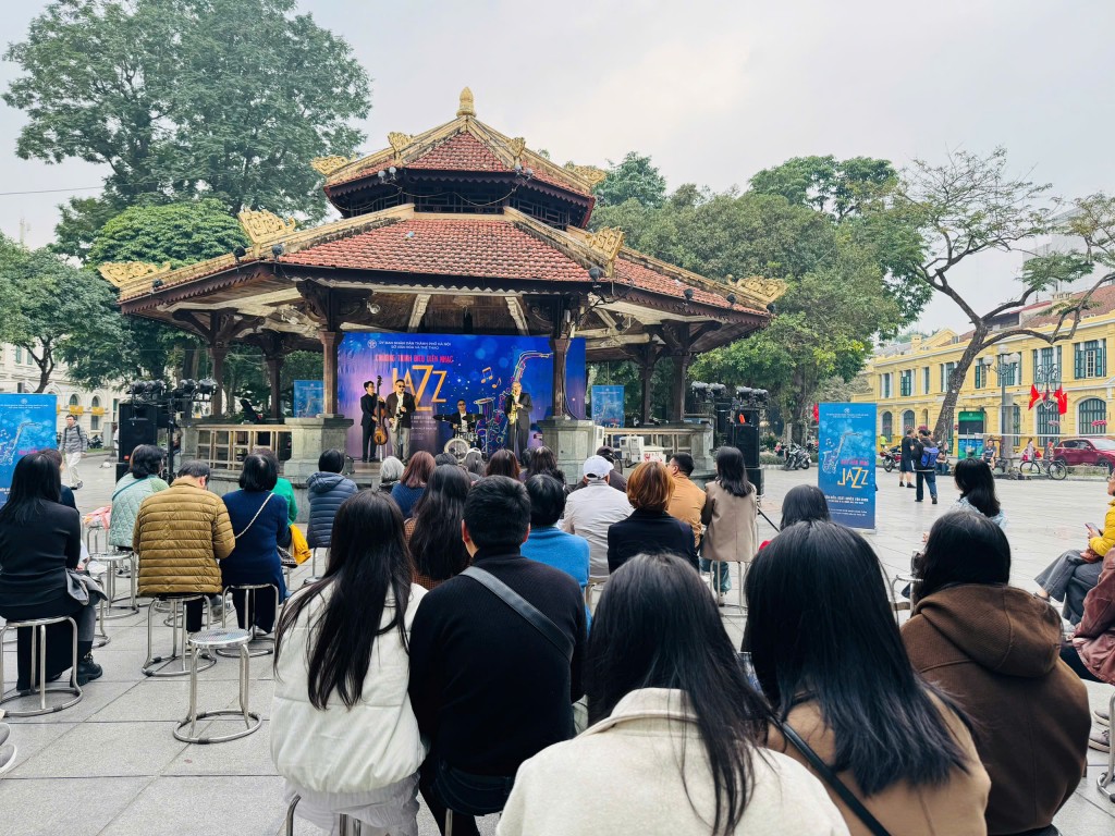 Đông đảo khán giả thưởng thức các tiết mục