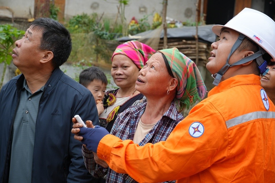 Công nhân Công ty Điện lực Lào Cai trao đổi, hướng dẫn người dân địa phương trong quá trình triển khai chương trình Thắp sáng đường quê Công nhân Công ty Điện lực Lào Cai trao đổi, hướng dẫn người dân địa phương trong quá trình triển khai chương trình Thắp sáng đường quê