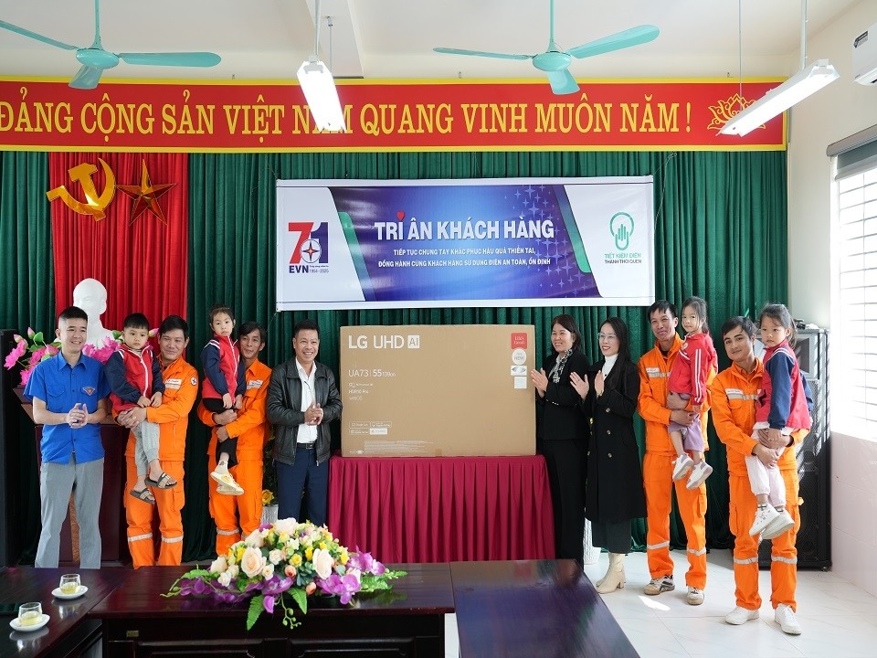 Đội Quản lý điện lực khu vực Định Hóa tặng Tivi cho Trường Tiểu học Sơn Phú Đội Quản lý điện lực khu vực Định Hóa tặng Tivi cho Trường Tiểu học Sơn Phú