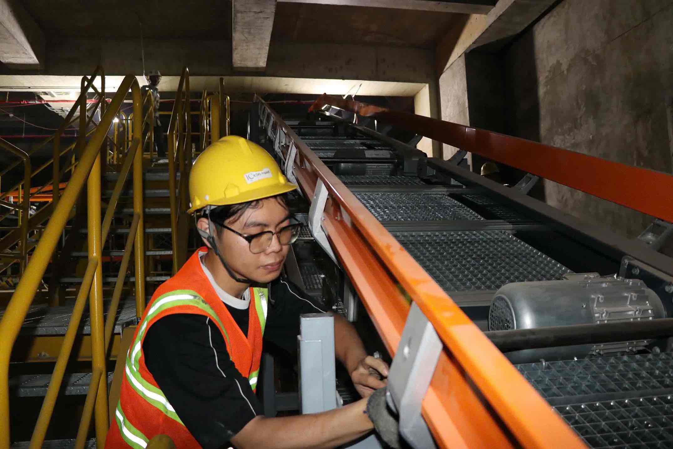 Công nhân thi công hoàn thiện hệ thống băng chuyền hành lý. Ảnh: HAC