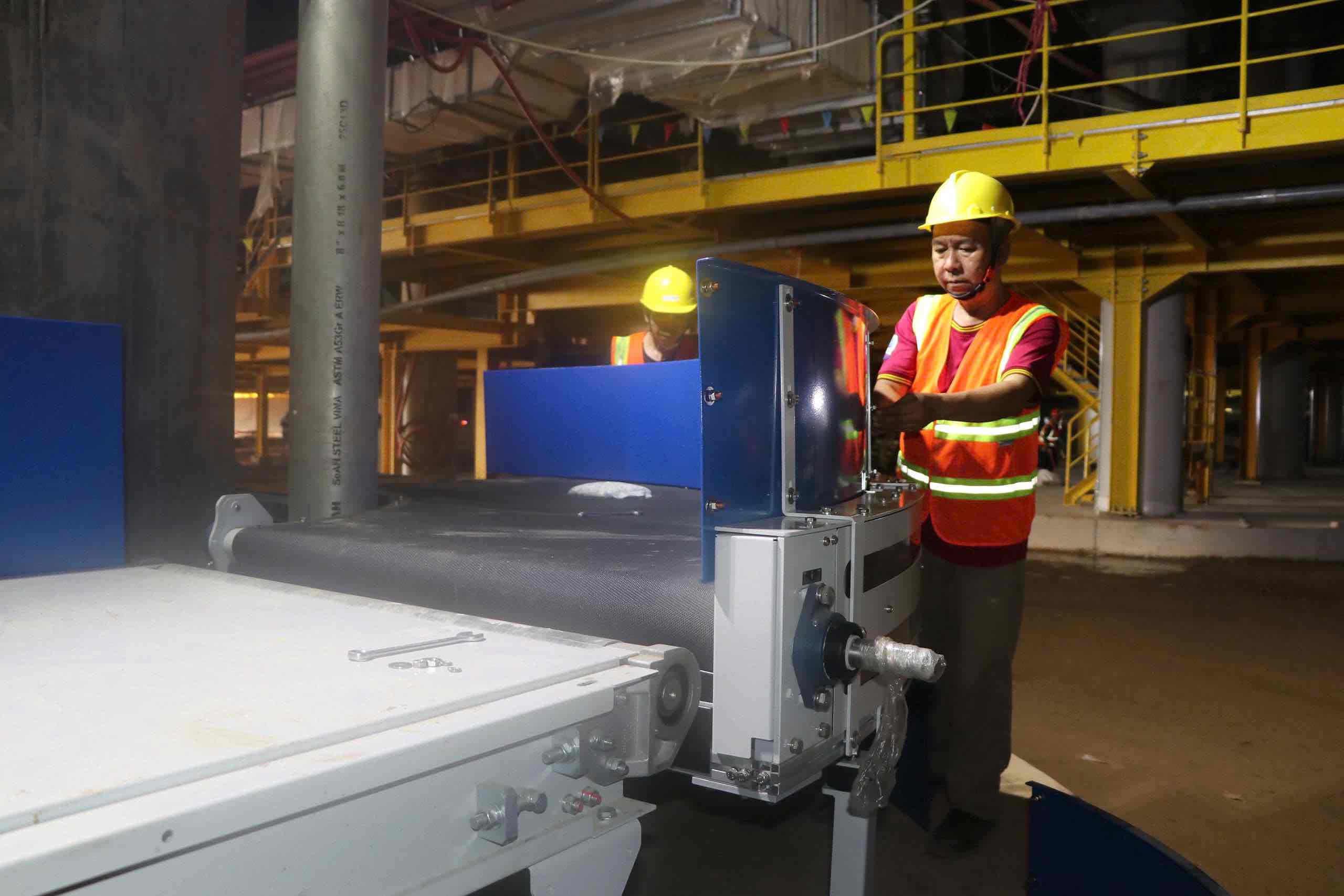 Lắp đặt băng chuyền hành lý tại nhà ga hành khách sân bay Long Thành. Ảnh: HAC