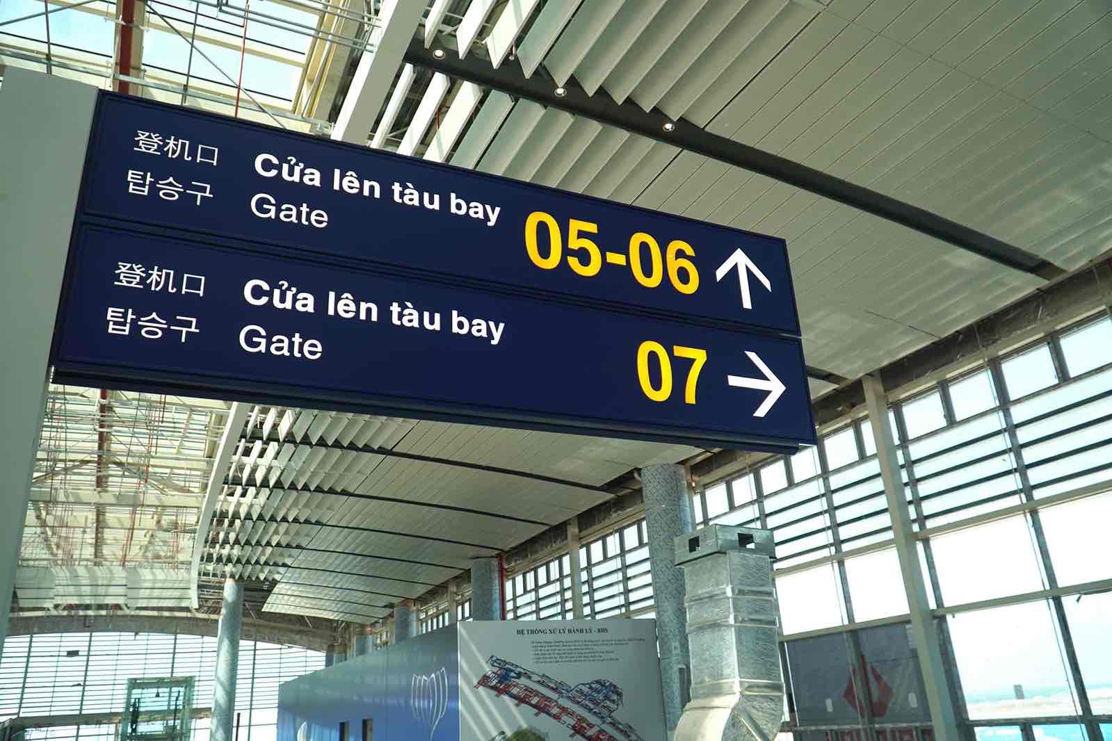 Biển chỉ dẫn cửa lên tàu bay. Ảnh: HAC