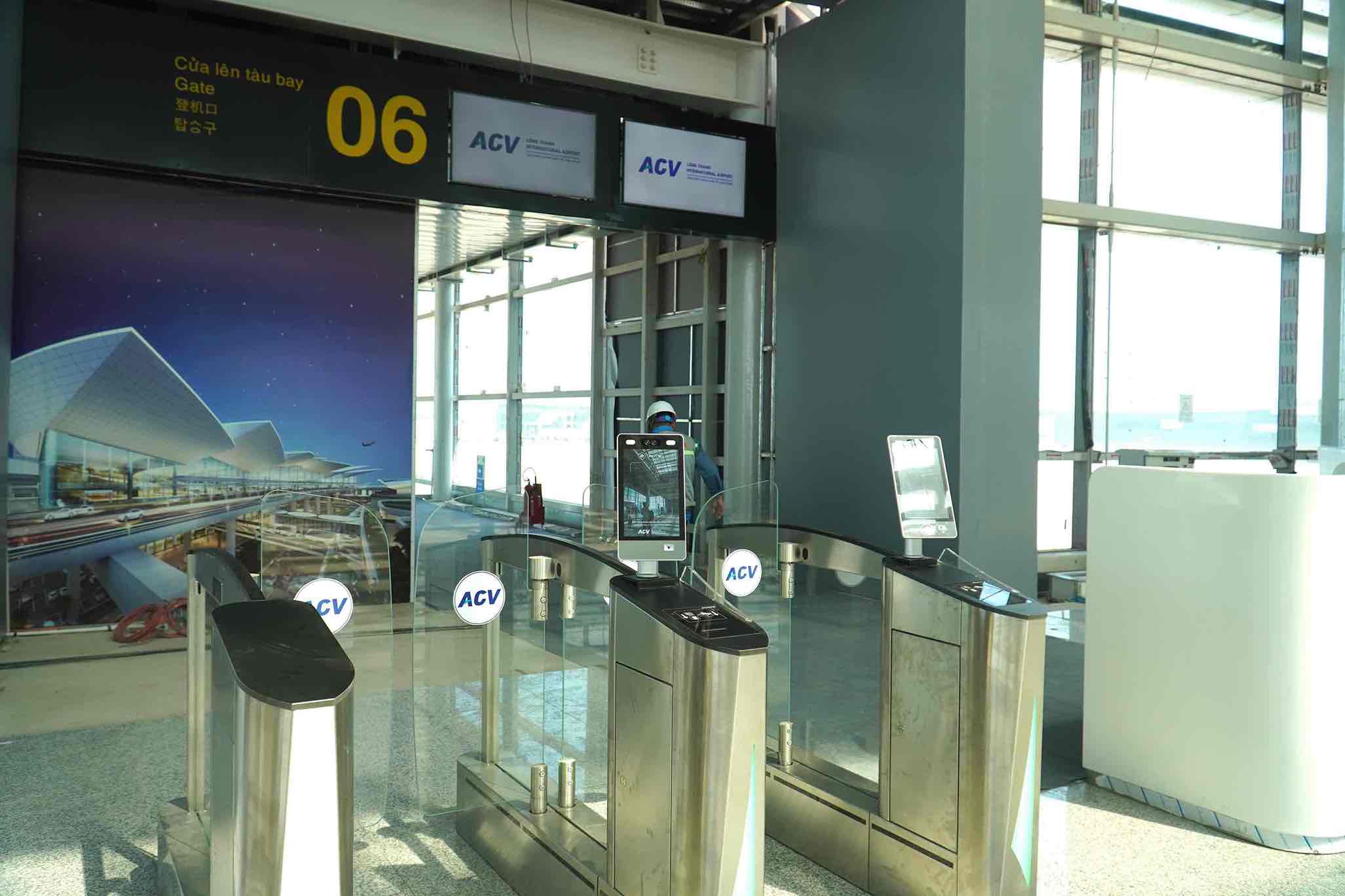 Cửa lên tàu bay. Ảnh: HAC