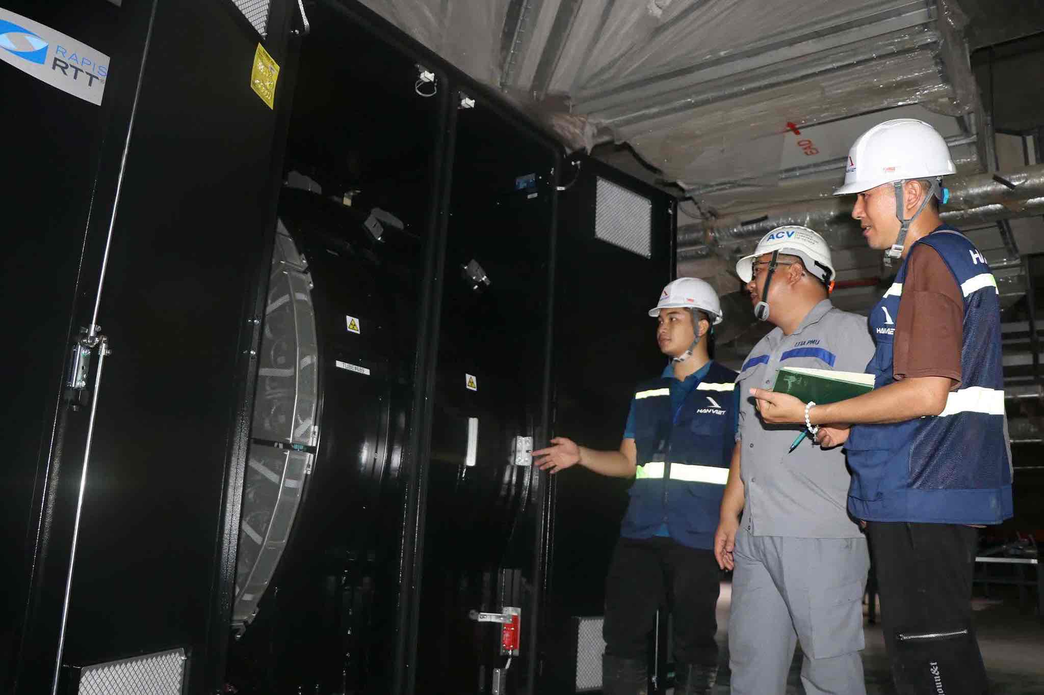 Kiểm tra máy móc, thiết bị được đưa về và lắp đặt tại nhà ga hành khách sân bay Long Thành. Ảnh: HAC