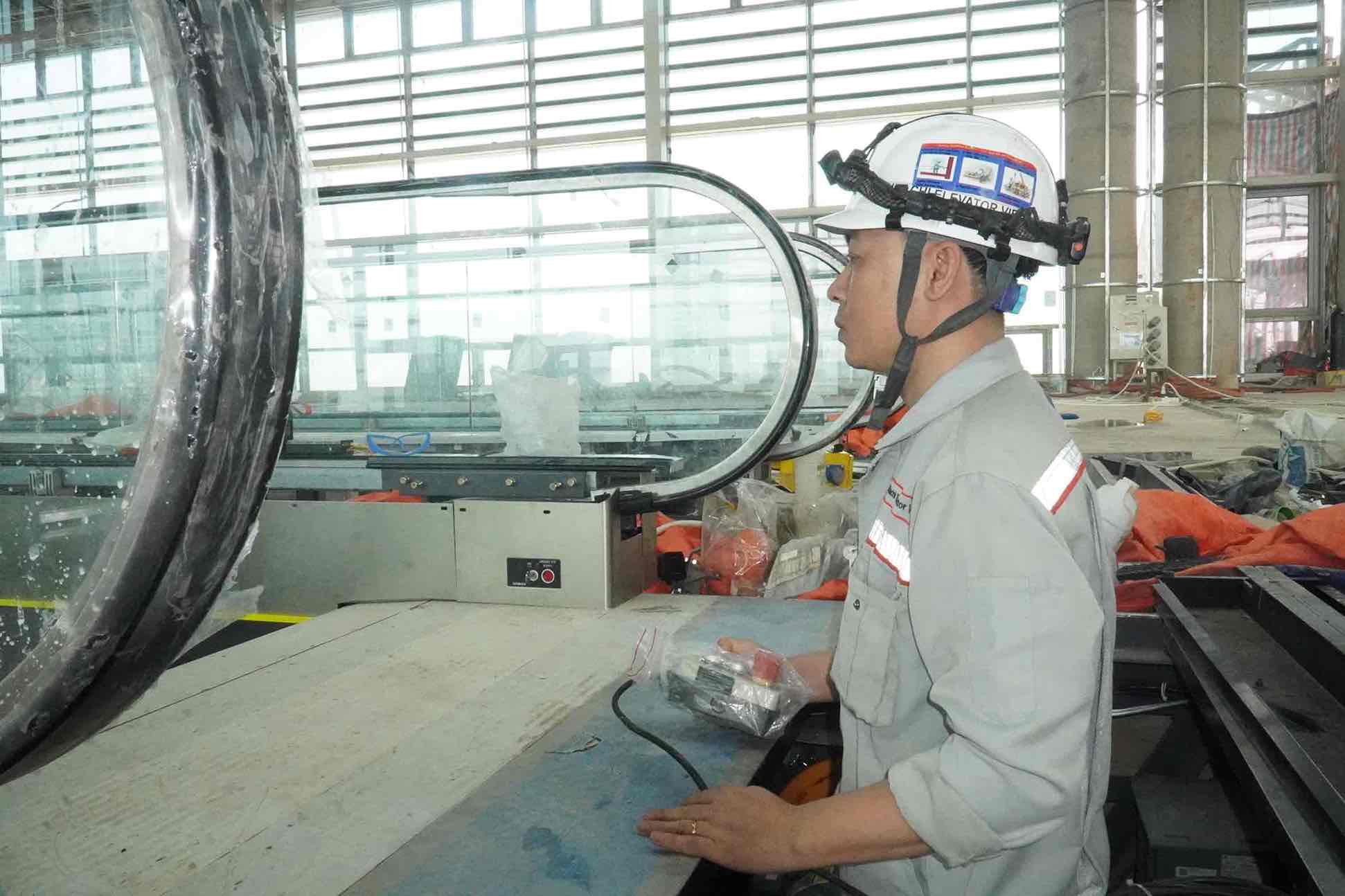 Thi công hệ thống thang tại nhà ga hành khách sân bay Long Thành. Ảnh: HAC