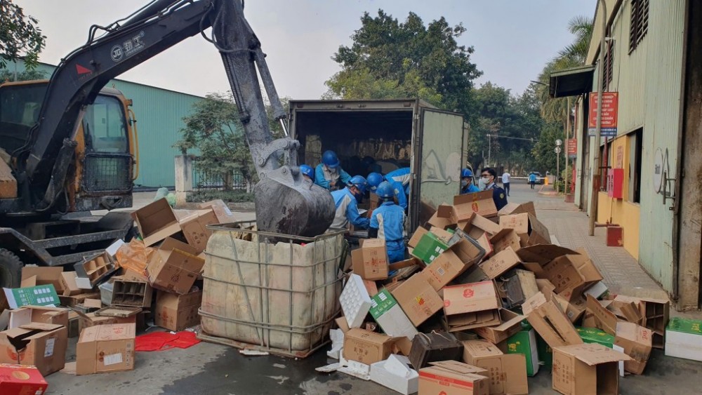 Tiêu hủy hơn 2.200 chai rượu nhập lậu tại Hưng Yên