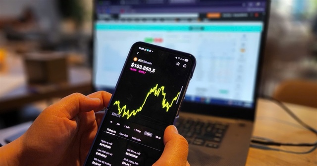 Có ý kiến cho rằng nên tạm hoãn quy định phạt tiền nhà đầu tư cá nhân trong giai đoạn thí điểm. Ảnh: MINH TRÚC