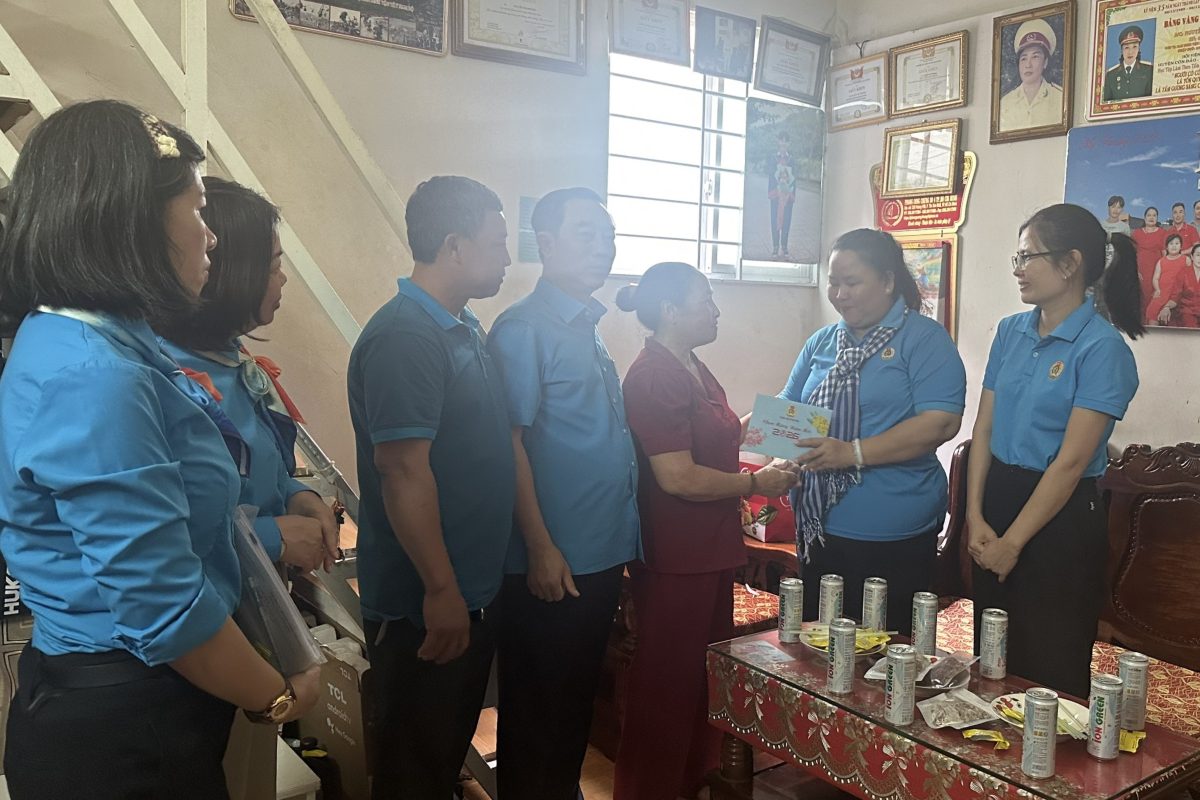 Công đoàn đến thăm, tặng quà cho gia đình chính sách tại Côn Đảo. Ảnh: Hoàng Hải