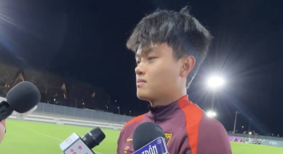 Cầu thủ Yang Xi trả lời phỏng vấn trước buổi tập cuối cùng của U23 Trung Quốc. Ảnh: Ted Trần