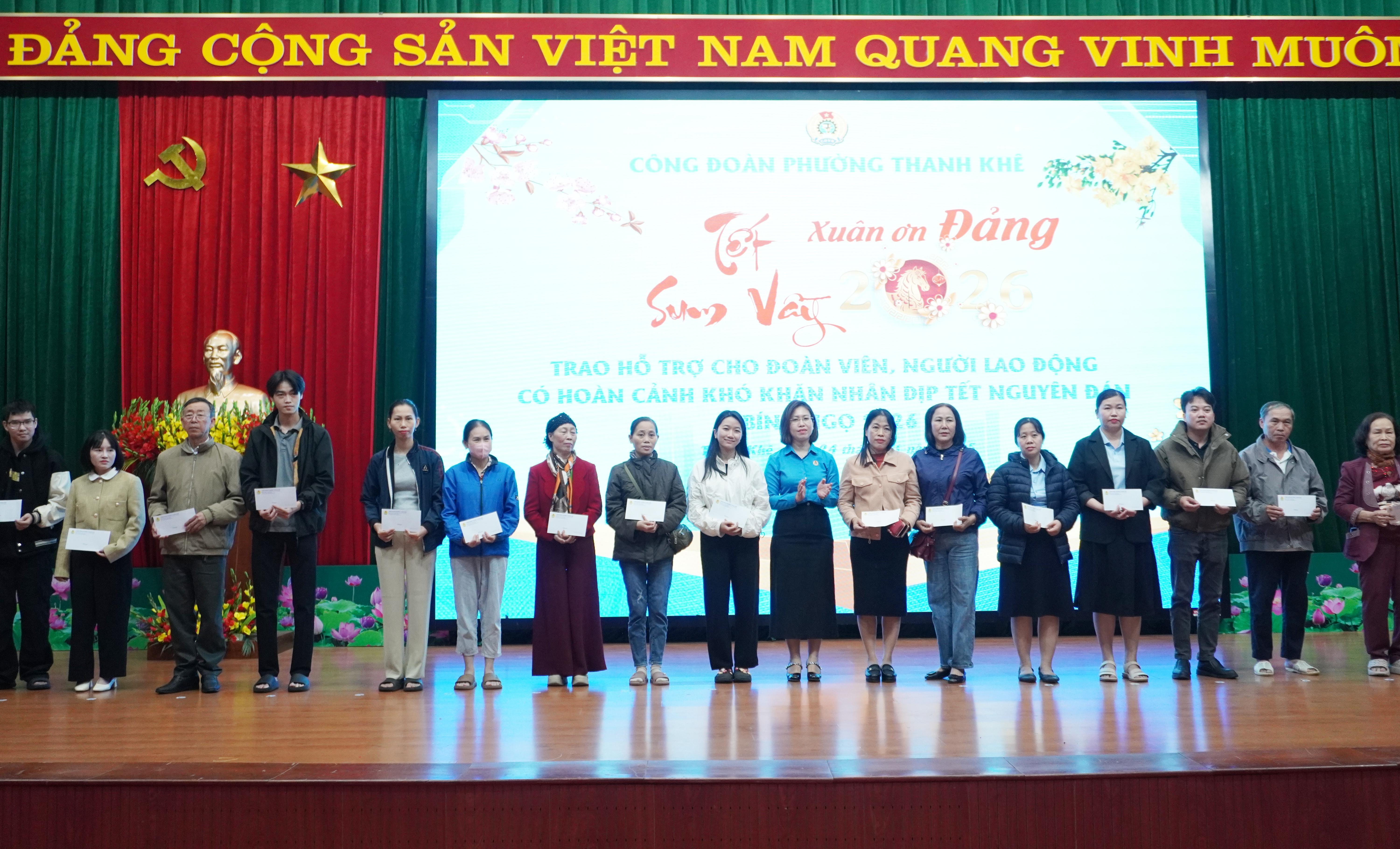 Công đoàn phường Thanh Khê (TP Đà Nẵng) tổ chức trao tượng trưng 1.350 phiếu mua hàng và 115 suất quà Tết cho đoàn viên, người lao động có hoàn cảnh khó khăn. Ảnh: Trần Thi