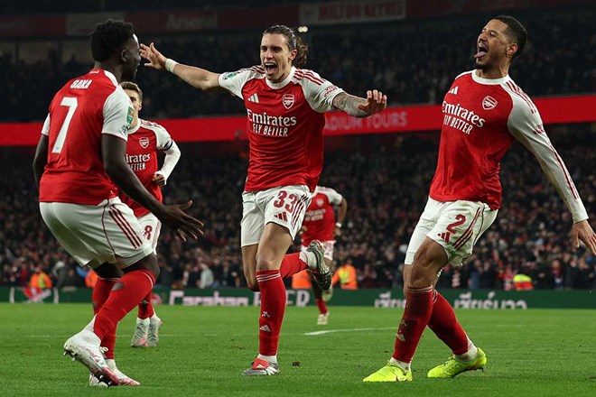 Arsenal cần đánh bại Man United để củng cố ngôi đầu bảng Premier League.  Ảnh: AFP