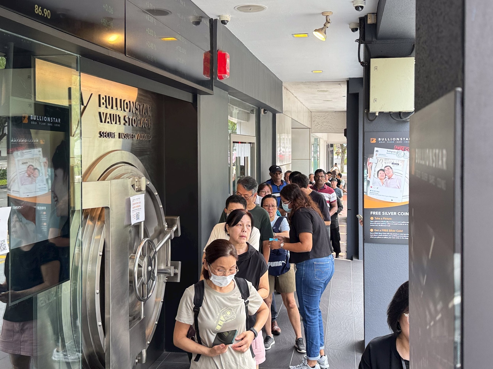 singapore-hang-tram-khach-xep-hang-cho-mua-bac-bullionstar-hen-tra-hang-sau-3-thang_695f6b9975e1e.jpg