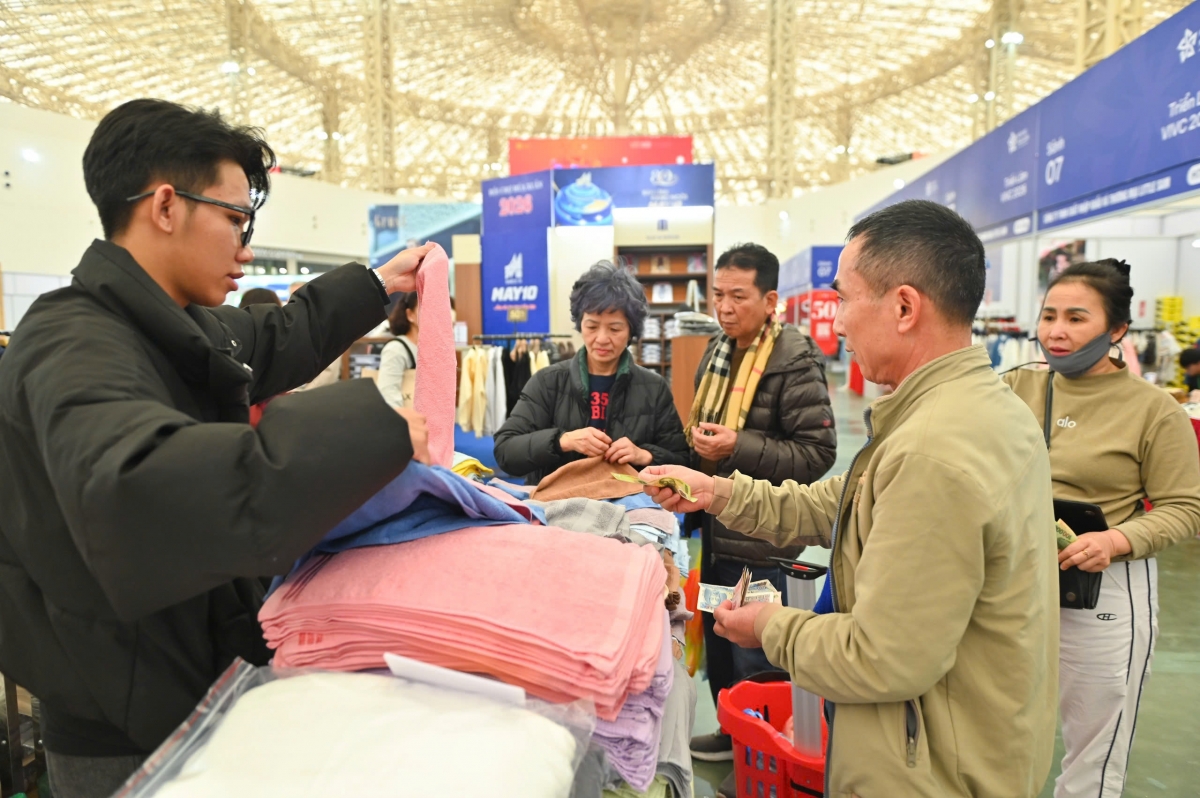 Khách hàng tham quan, mua sắm tại Hội chợ.