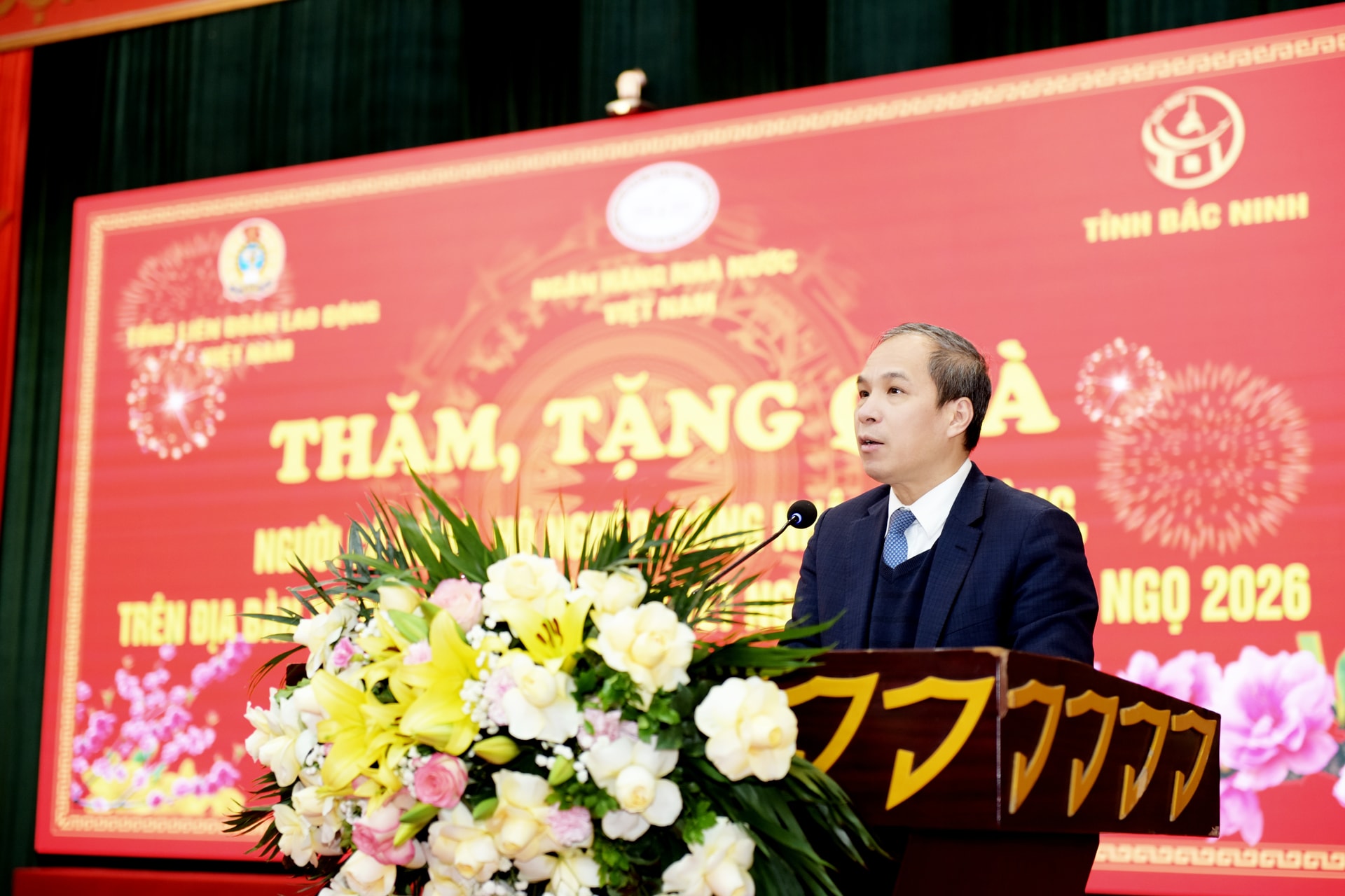 10.2-1nganh-ngan-hang-trao-qua-nghia-tinh-toi-nguoi-co-cong-ho-ngheo.jpg