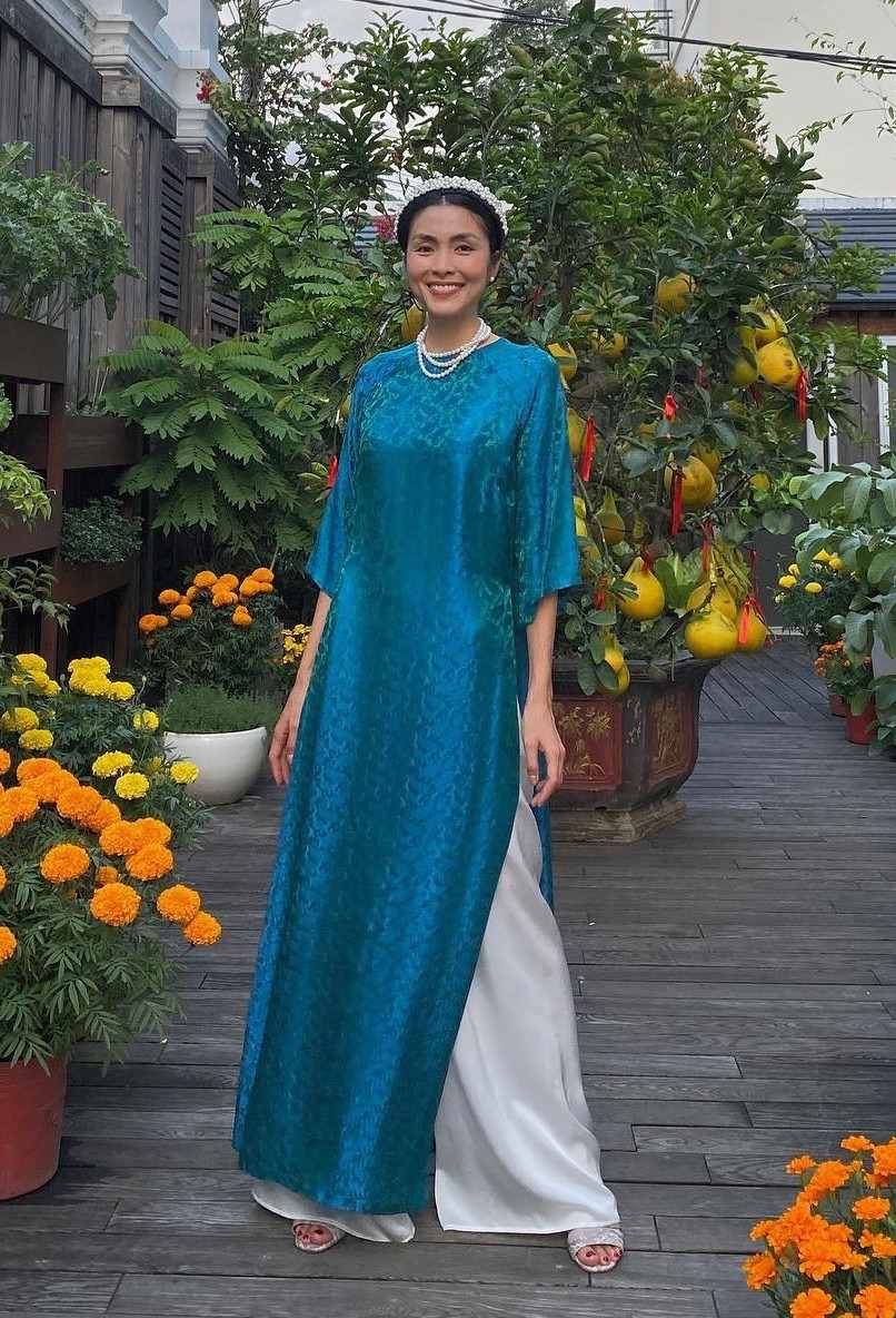 Tăng Thanh Hà có bộ sưu tập áo dài nhiều sắc màu. Ảnh: NVCC