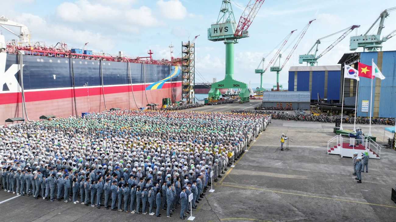 Ngày làm việc đầu năm 100% lao động HVS bắt tay vào sản xuất. Ảnh: HVS