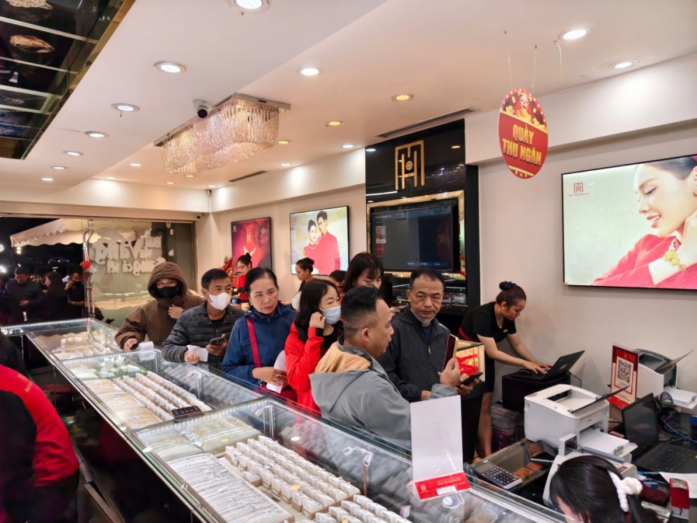 Giá vàng neo cao, người dân xếp hàng từ sáng sớm mua vàng cầu may vía Thần Tài
