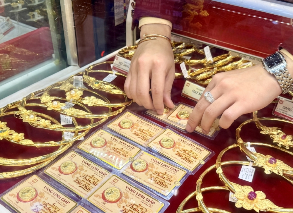 Giá vàng neo cao, người dân xếp hàng từ sáng sớm mua vàng cầu may vía Thần Tài