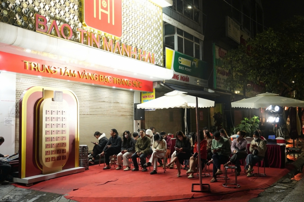 Giá vàng neo cao, người dân xếp hàng từ sáng sớm mua vàng cầu may vía Thần Tài