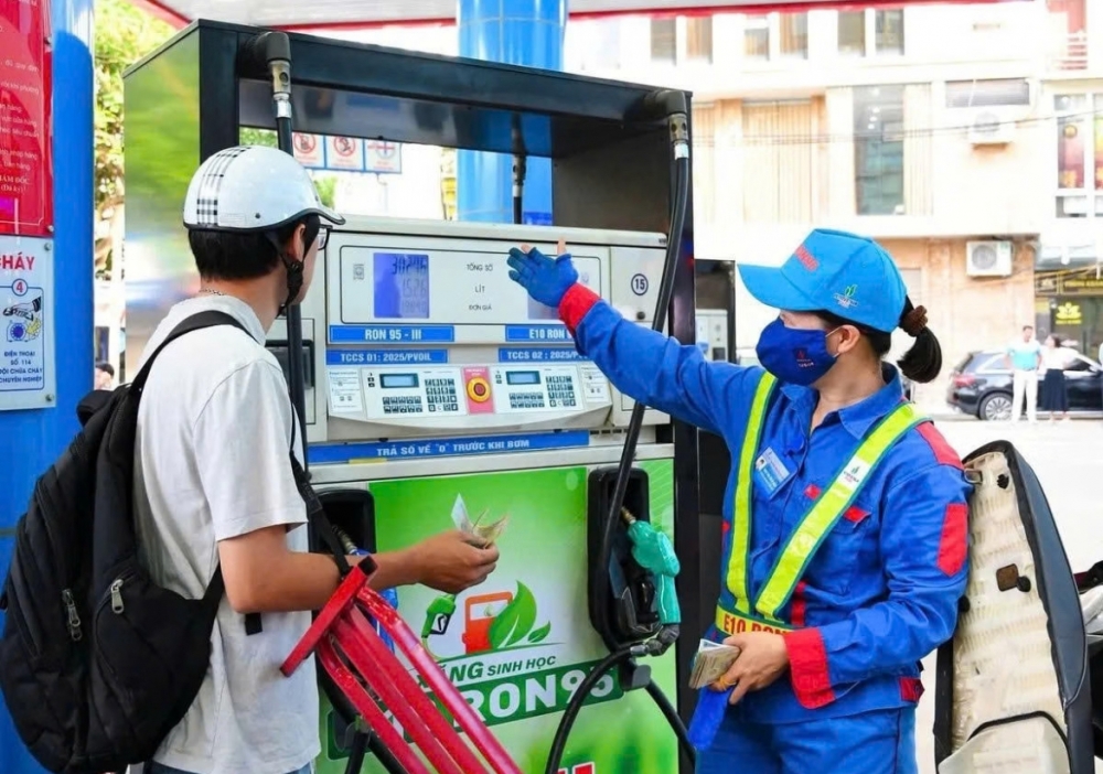 Việt Nam giữ vững phòng tuyến xăng dầu giữa cơn bão giá toàn cầu