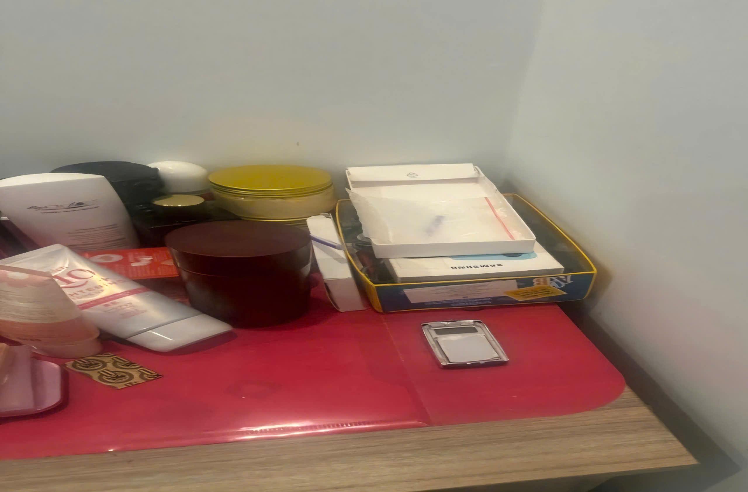 Tang vật liên quan đến ma túy tại nơi ở của N.Đ.K. Ảnh: Công an cung cấp