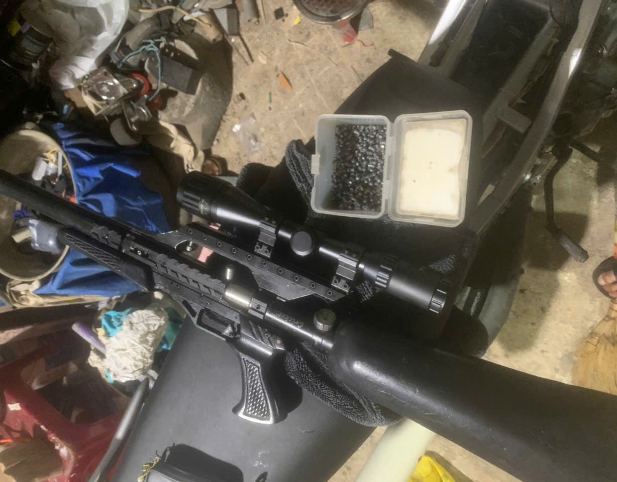 Công an phát hiện súng khí nén cùng nhiều đoạn kim loại tại nơ ở của N.Đ.K. Ảnh: Công an cung cấp