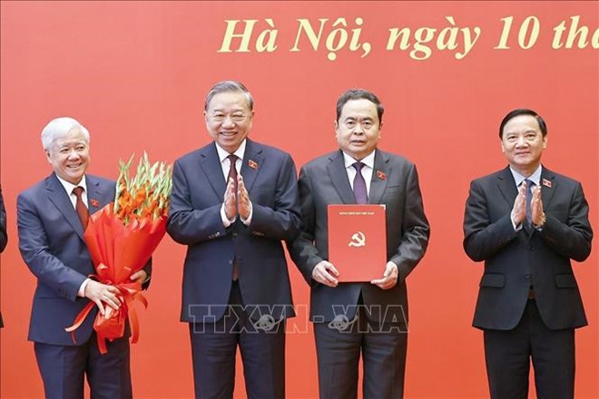 Trao quyết định chỉ định nhân sự Đảng ủy Quốc hội nhiệm kỳ 2025-2030