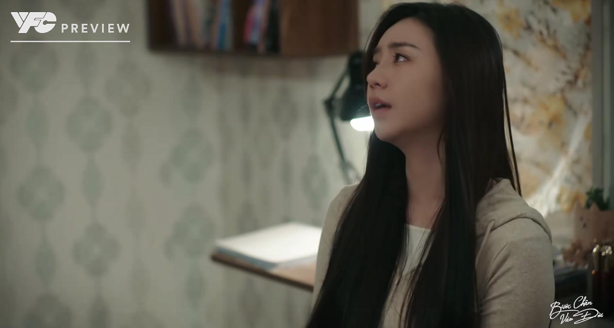 Thương đau khổ khi nhìn Quân thân thiết bên gái lạ. Ảnh: VFC