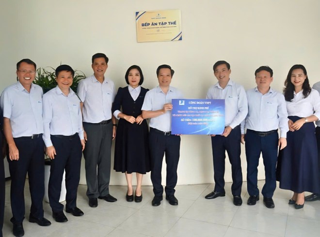 Công đoàn hỗ trợ 100 triệu đồng phục vụ bếp ăn tập thể