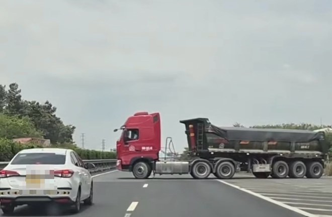 Tài xế xe đầu kéo quay đầu xe trên cao tốc TPHCM - Long Thành bị xử phạt