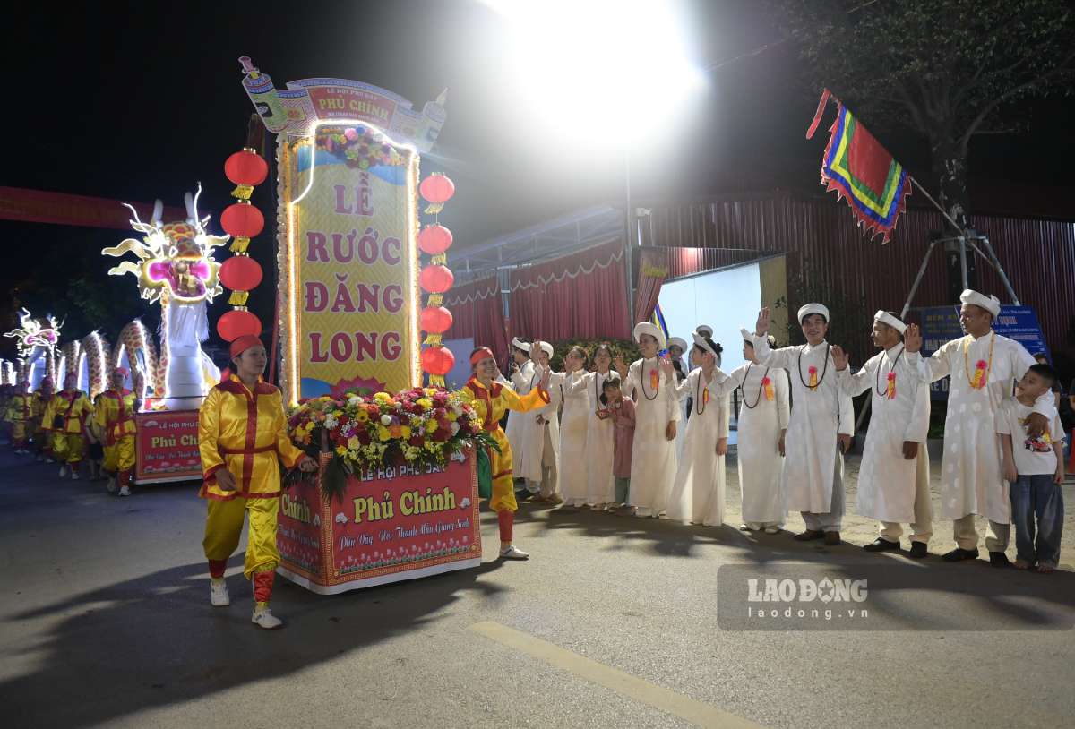 Tối 2/4 (tức ngày 5/3 Âm lịch), hàng nghìn người dân và du khách thập phương đã có mặt ở di tích Phủ Dầy (huyện Vụ Bản, tỉnh Nam Định) để tham gia nghi lễ rước đuốc, một trong những nghi thức đặc sắc trong khuôn khổ lễ hội Phủ Dầy.