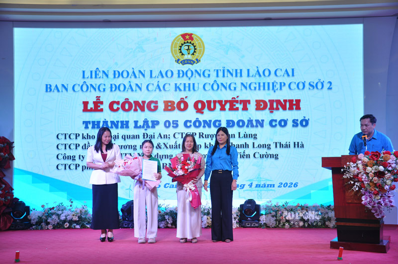 Trao quyết định thành lập các công đoàn cơ sở. Ảnh: Đinh Đại