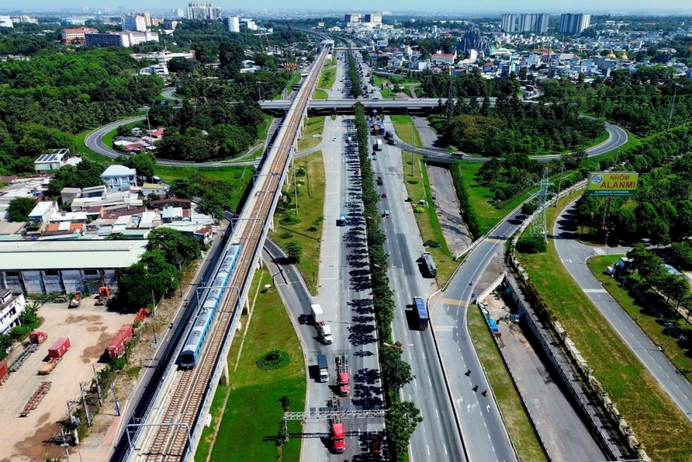 Giai đoạn 2026 - 2030, TP. Hồ Chí Minh sẽ triển khai 11 tuyến đường sắt đô thị. Trong ảnh: Tuyến metro Bến Thành - Suối Tiên chính thức vận hành thương mại, đón khách vào ngày 22/12/2024. Đây là tuyến đường sắt đô thị đầu tiên của thành phố với tổng chiều