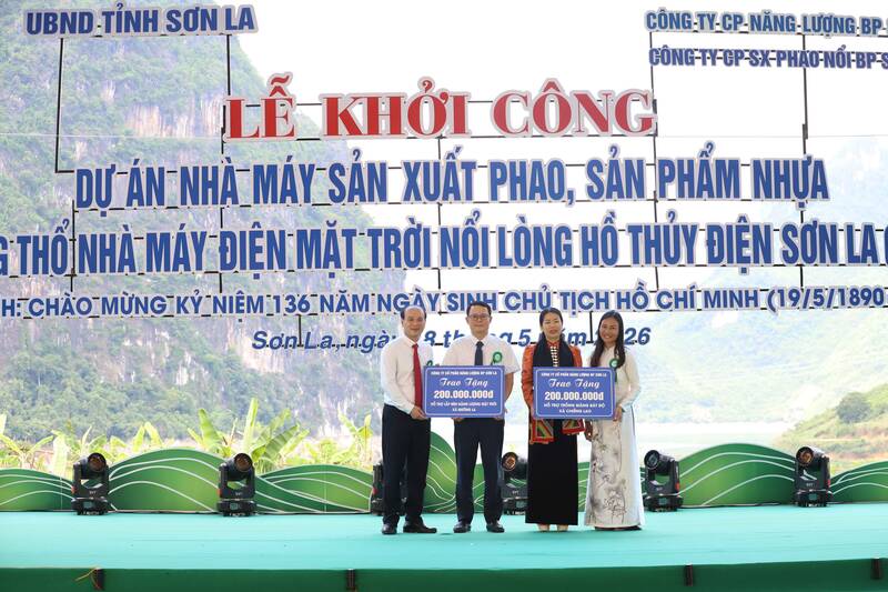 Đại diện Công ty Cổ phần BP Sơn La trao quà hỗ trợ cho UBND xã Chiềng Lao và Mường La. Ảnh: Trấn Long