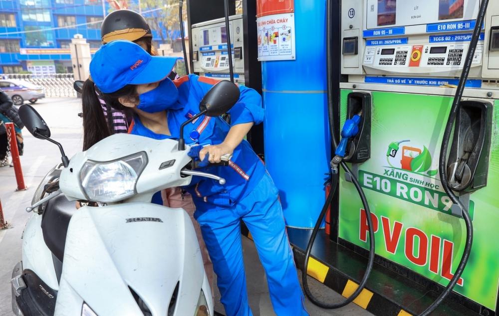 Xăng sinh học E10: Bước chuyển trong lộ trình năng lượng xanh Xăng sinh học E10: Bước chuyển trong lộ trình năng lượng xanh