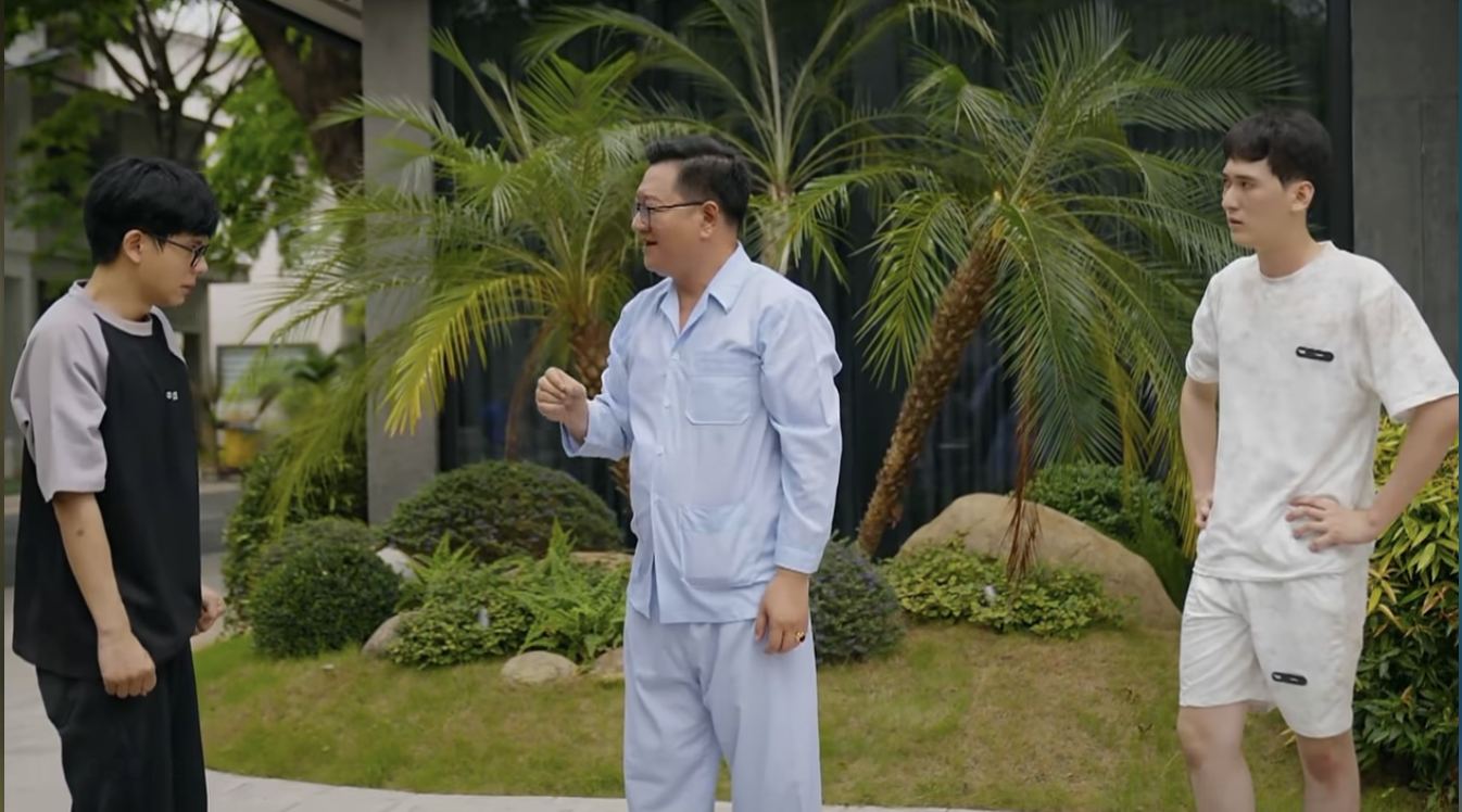 Bố Thái rất yêu quý Khuê. Ảnh: VFC.
