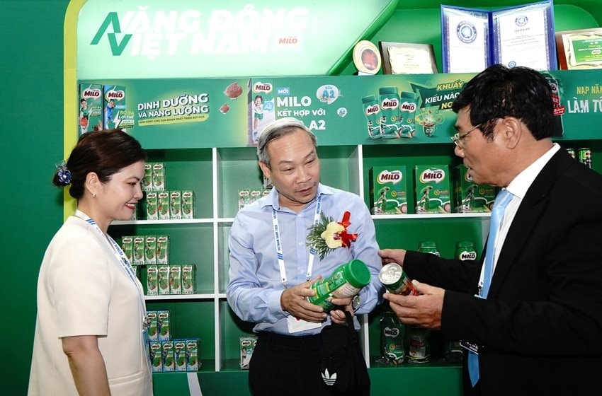 dai-bieu-tham-quan-gian-hang-cua-nestle-milo-tai-trien-lam-quoc-te-nganh-sua-2026.jpg