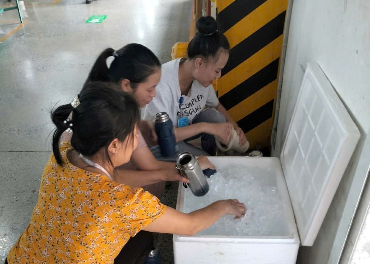 Công đoàn Công ty TNHH Giầy Rollsport Việt Nam mua đá lạnh giúp công nhân giải nhiệt trong ngày nắng nóng. Ảnh: Quách Du