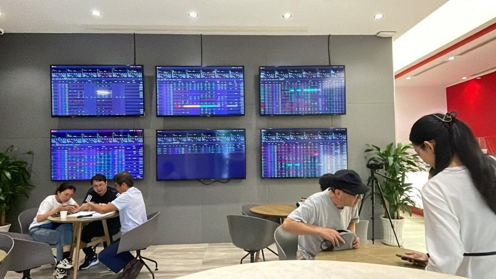 dòng tiền đang có xu hướng tìm đến những tài sản có mức định giá hợp lý và khả năng tạo lợi nhuận thực chất. Ảnh: T.D Chứng khoán, vàng, bất động sản: Kênh nào đầu tư hấp dẫn hơn nửa cuối năm 2026?
