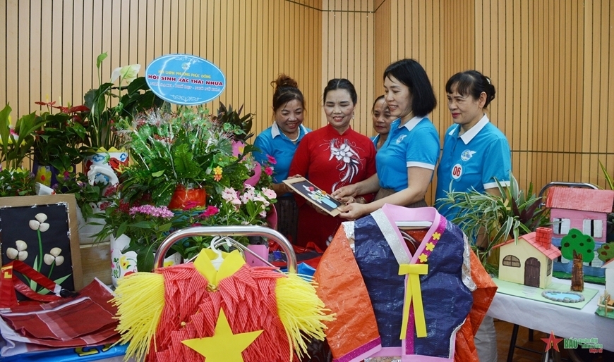 Không gian trưng bày sản phẩm tái chế từ rác thải nhựa được giới thiệu tại Hà Nội. Không gian trưng bày sản phẩm tái chế từ rác thải nhựa được giới thiệu tại Hà Nội.